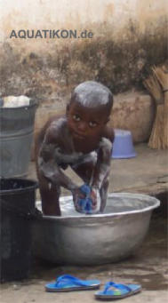 Afrikanischer Junge in Badewanne